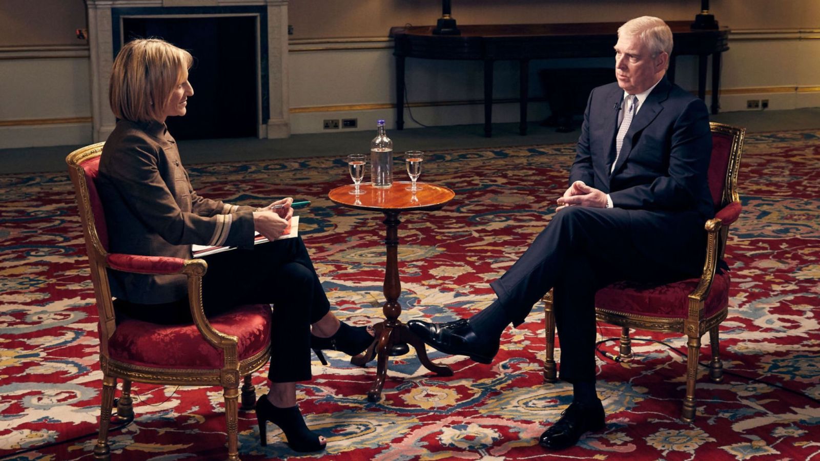Michael Sheen e Ruth Wilson in A Very Royal Scandal, serie basata sull'intervista incubo del Principe Andrea