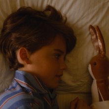 Il coniglietto di velluto: Phoenix Laroche e il coniglietto in una scena del film