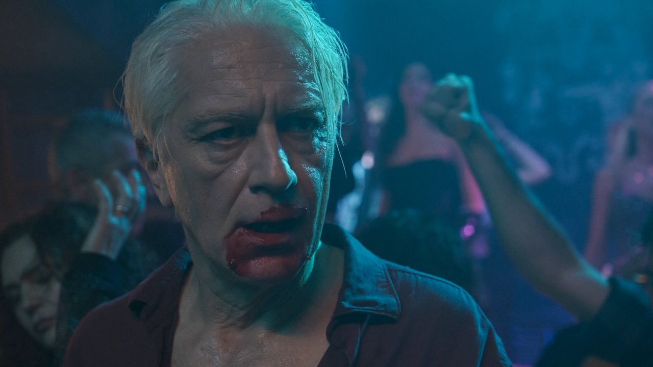 Con la grazia di un Dio, la recensione: il cinema di Alessandro Roia per un film tempestoso