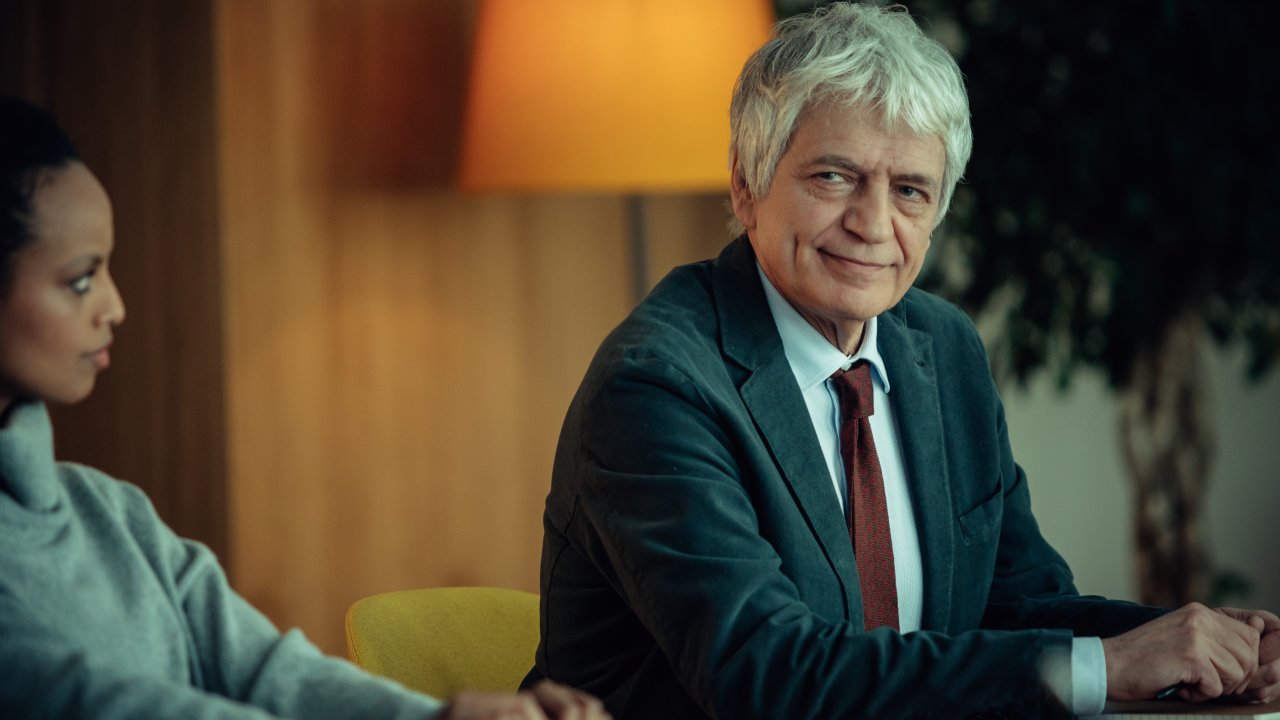 Monterossi 2: Fabrizio Bentivoglio e il saper sputare, con eleganza, nel piatto dove si mangia