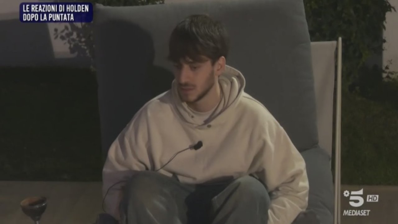 Amici 23, Holden sospeso dal programma: 'Non me lo aspettavo' confessa avvilito a Mew (VIDEO)