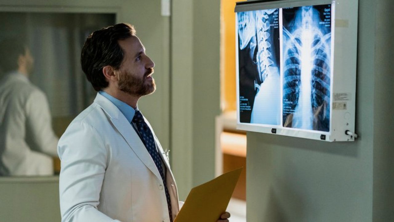 Dr. Death 2: Edgar Ramirez e Mandy Moore nel nuovo trailer della serie targata Peacock