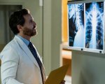 Dr. Death 2: Edgar Ramirez e Mandy Moore nel nuovo trailer della serie targata Peacock