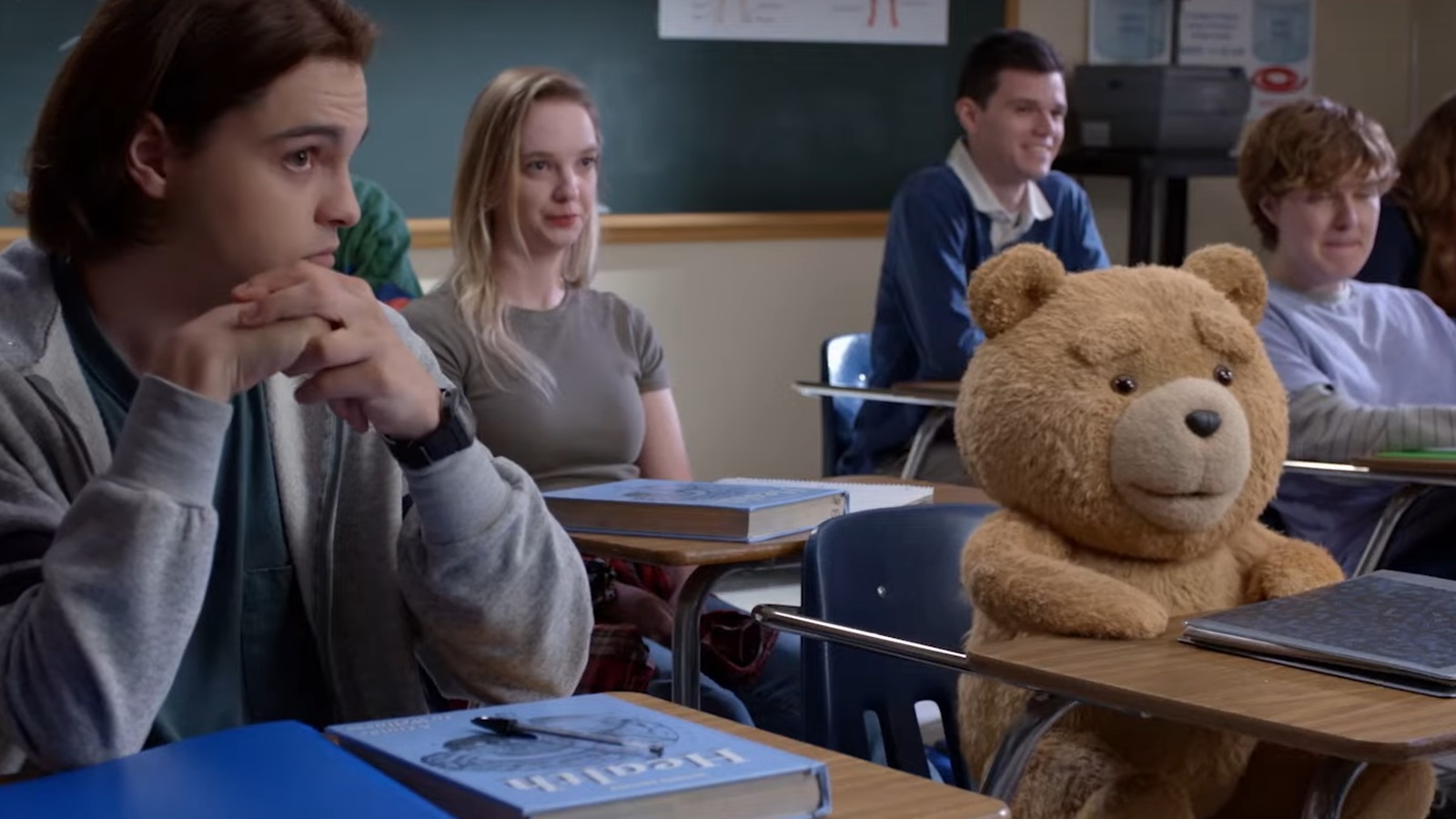 Ted: la serie prequel mostrerà l'irriverente orsetto al liceo, ecco il trailer