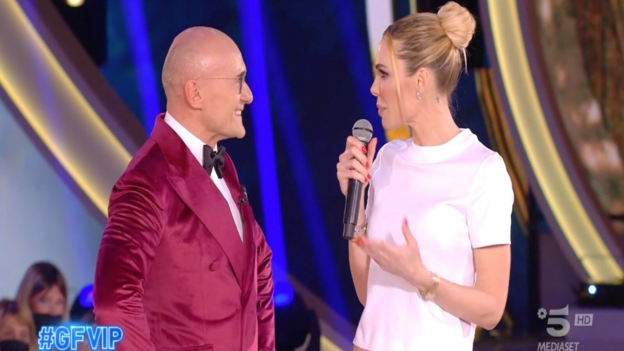 Unica, Alfonso Signorini a Ilary Blasi 'I panni sporchi si lavano in famiglia'