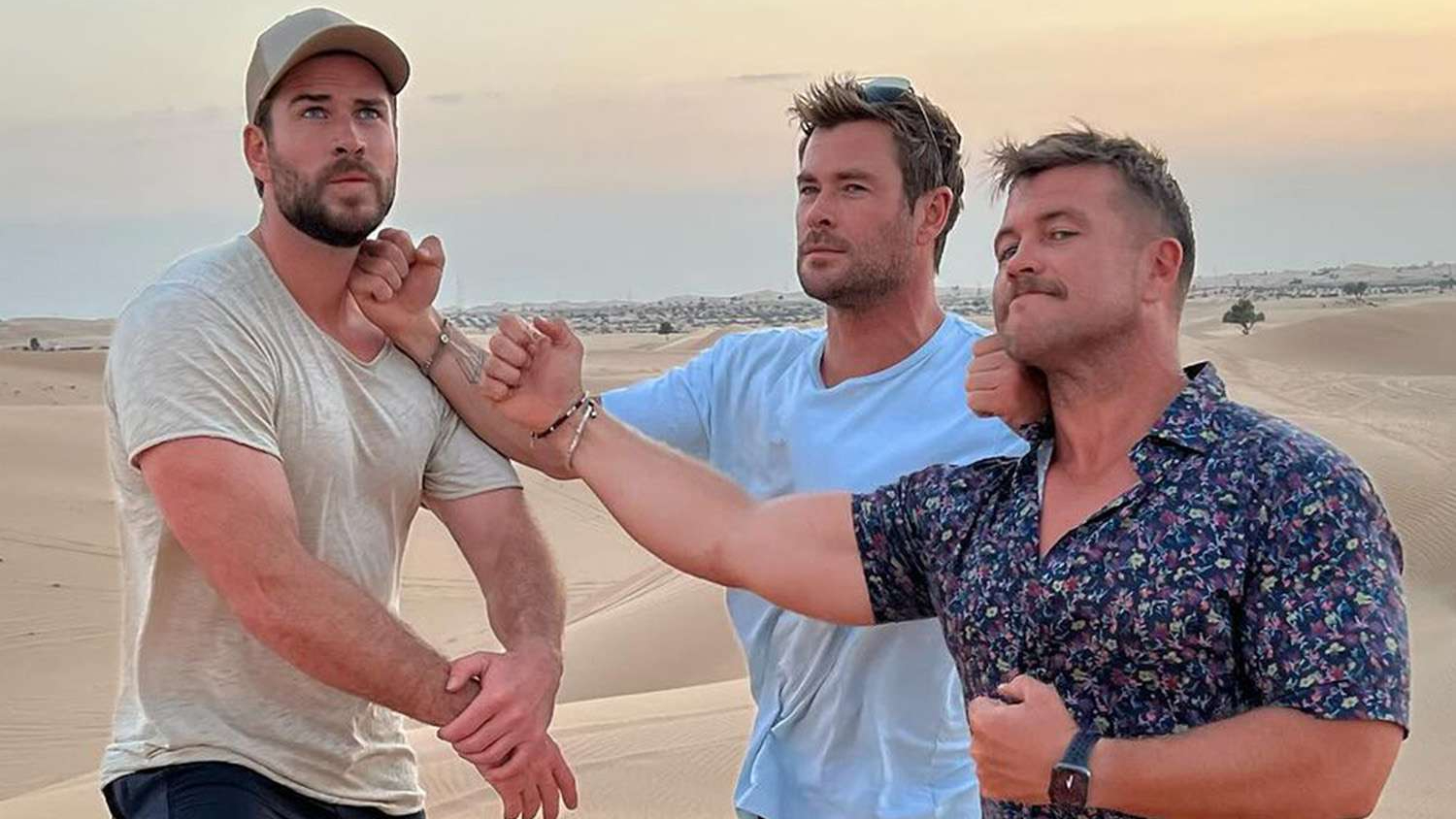 Chris, Liam e Luke Hemsworth a torso nudo: le foto hot di una vacanza di famiglia
