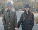 Gwyneth Paltrow e Dakota Johnson (che esce con Chris Martin) posano tenendosi per mano