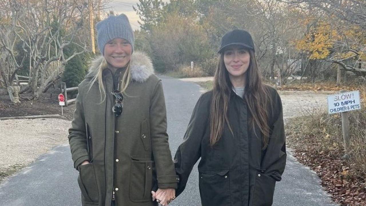 Gwyneth Paltrow e Dakota Johnson (che esce con Chris Martin) posano tenendosi per mano