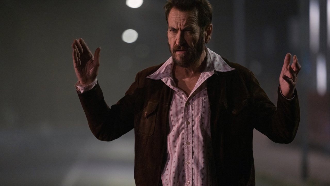 Non ci resta che il crimine - La serie, recensione: l'Italia è un paese fondato sul calcio