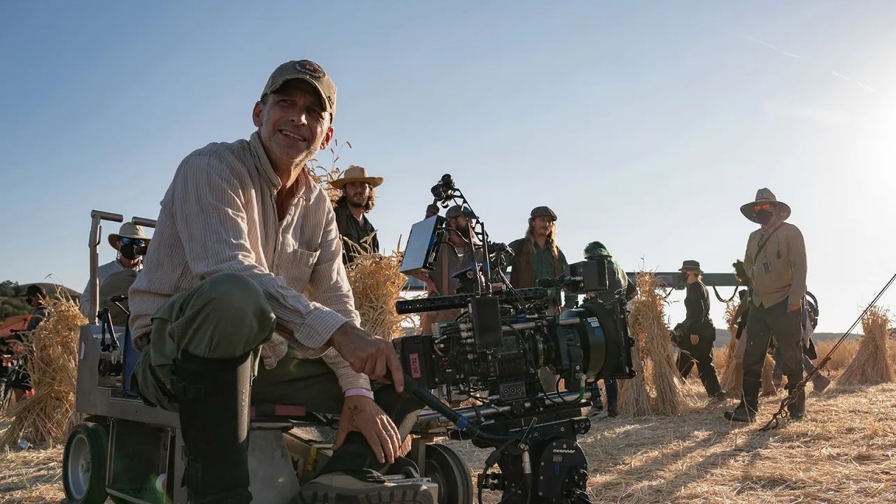 Rebel Moon: Zack Snyder dirige i fan accorsi sul set virtuale ideato da Netflix per promuovere il film