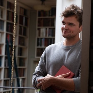 Out of the Blue: Ray Nicholson in una scena