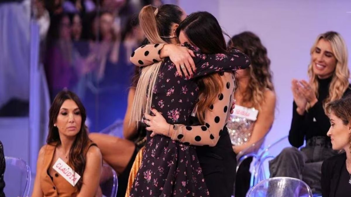 Uomini e Donne: La riconciliazione tra Ida e Roberta   Lacrime, litigi, e un abbraccio emozionante (VIDEO)