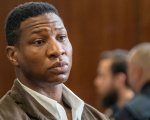 Jonathan Majors: l'ex fidanzata, secondo l'accusa, avrebbe tentato il suicidio dopo mesi di violenza domestica