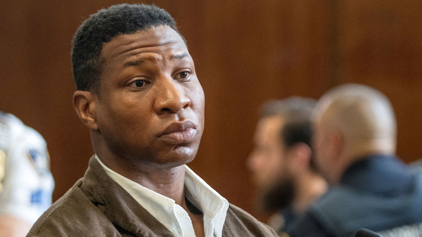 Jonathan Majors: l'ex fidanzata, secondo l'accusa, avrebbe tentato il suicidio dopo mesi di violenza domestica