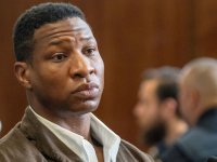 Jonathan Majors: l'ex fidanzata, secondo l'accusa, avrebbe tentato il suicidio dopo mesi di violenza domestica