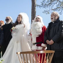 Improvvisamente a Natale mi sposo: Diego Abatantuono, Carol Alt, Michele Foresta, Nino Frassica, Elio in una scena del film