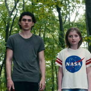 Il mondo dietro di te: Charlie Evans, Farrah Mackenzie in una scena del film