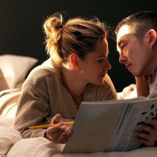 Love Me: Kristen Stewart e Steven Yeun in un momento romantico