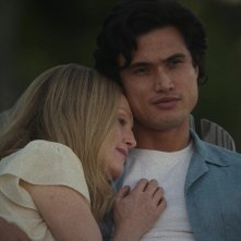 May December: Julianne Moore e Charles Melton in una scena