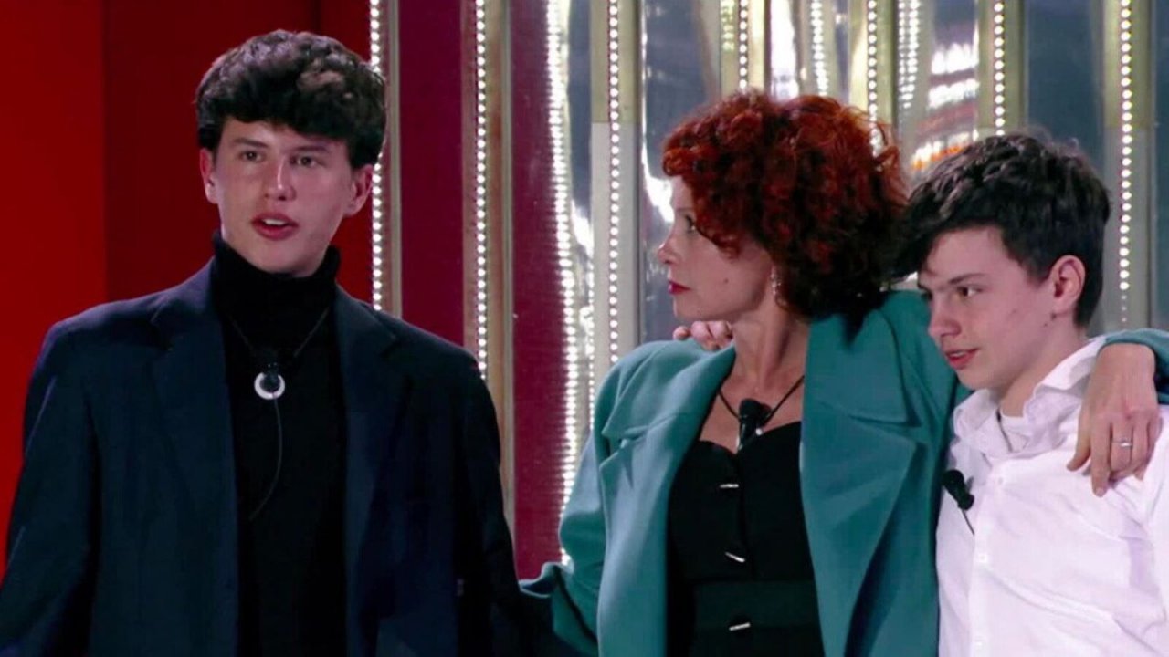 Grande Fratello, Beatrice Luzzi: 'Massimiliano Varrese  non è un uomo, è un vigliacco', le dice il figlio