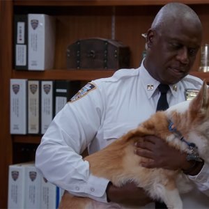 Brooklyn Nine-Nine: Andre Braugher con Cheddar