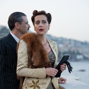 Napoli milionaria!: Vanessa Scalera e Michele Venitucci in una scena del film