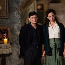 Napoli milionaria!: Vincenzo Nemolato e Carolina Rapillo in una scena del film