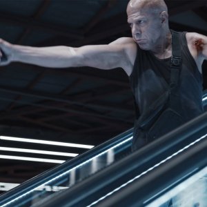 Adagio: Pierfrancesco Favino in una scena d'azione