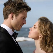 Tutti tranne te, Glen Powell e Sydney Sweeney in un momento romantico