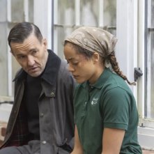 Il maestro giardiniere:  Joel Edgerton, Quintessa Swindell in una scena del film