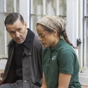 Il maestro giardiniere:  Joel Edgerton, Quintessa Swindell in una scena del film