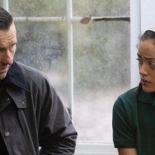 Il maestro giardiniere:  Joel Edgerton, Quintessa Swindell in una scena