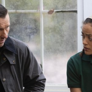 Il maestro giardiniere:  Joel Edgerton, Quintessa Swindell in una scena