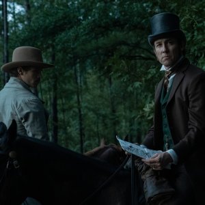 Manhunt: Tobias Menzies in una foto della serie