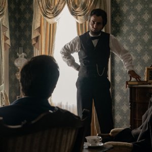 Manhunt: una foto della serie di Apple TV+