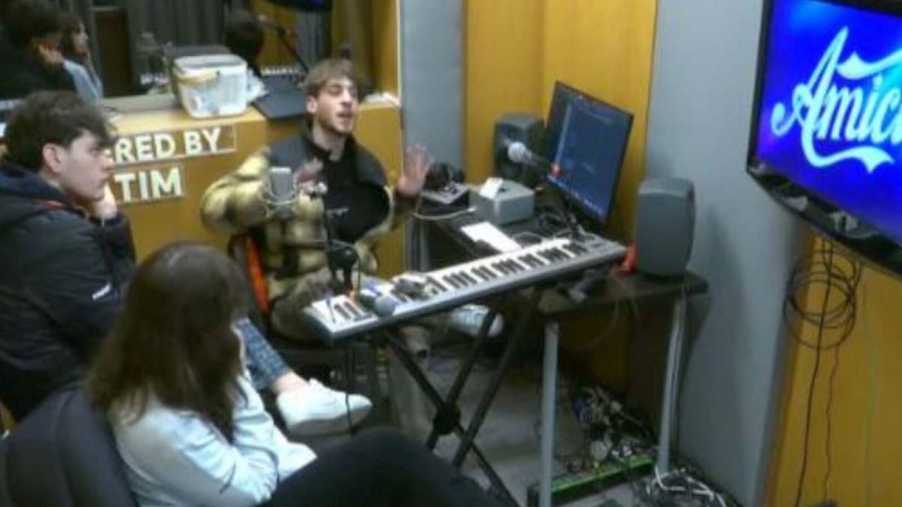 Amici 23, Holden sbotta con Rudy Zerbi: 'Non sto bene qua, cacciatemi' e lascia la stanza