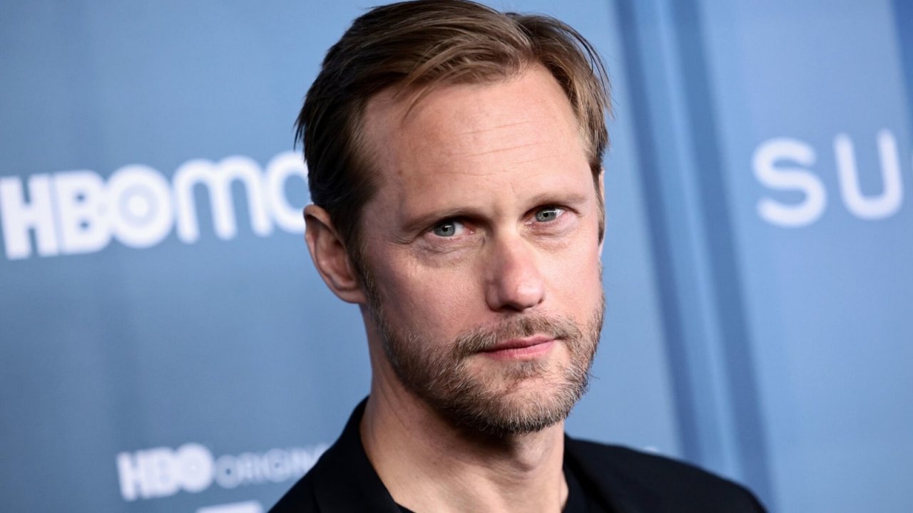 Alexander Skarsgård è il protagonista della serie tv sci-fi Murderbot di Chris e Paul Weitz