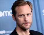Alexander Skarsgård è il protagonista della serie tv sci-fi Murderbot di Chris e Paul Weitz
