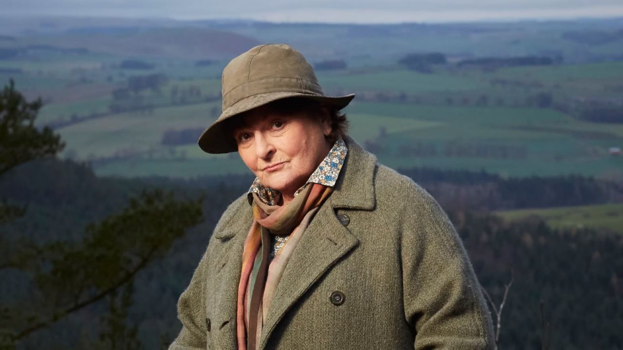 Vera Secret Santa stasera su Giallo il film basato sul libro The Rising Tide  di Ann Cleeves