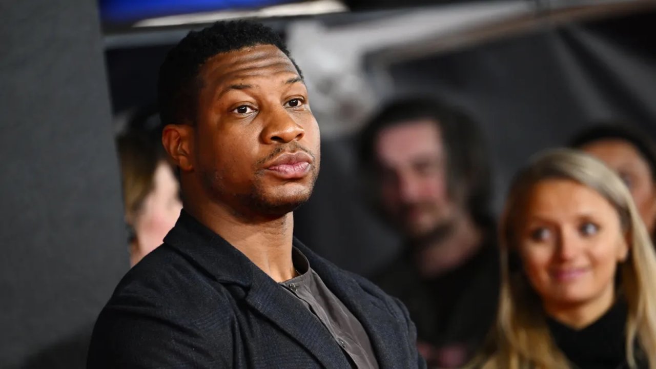 Jonathan Majors è stato considerato colpevole di molestie e aggressione