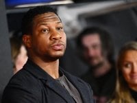 Jonathan Majors è stato considerato colpevole di molestie e aggressione