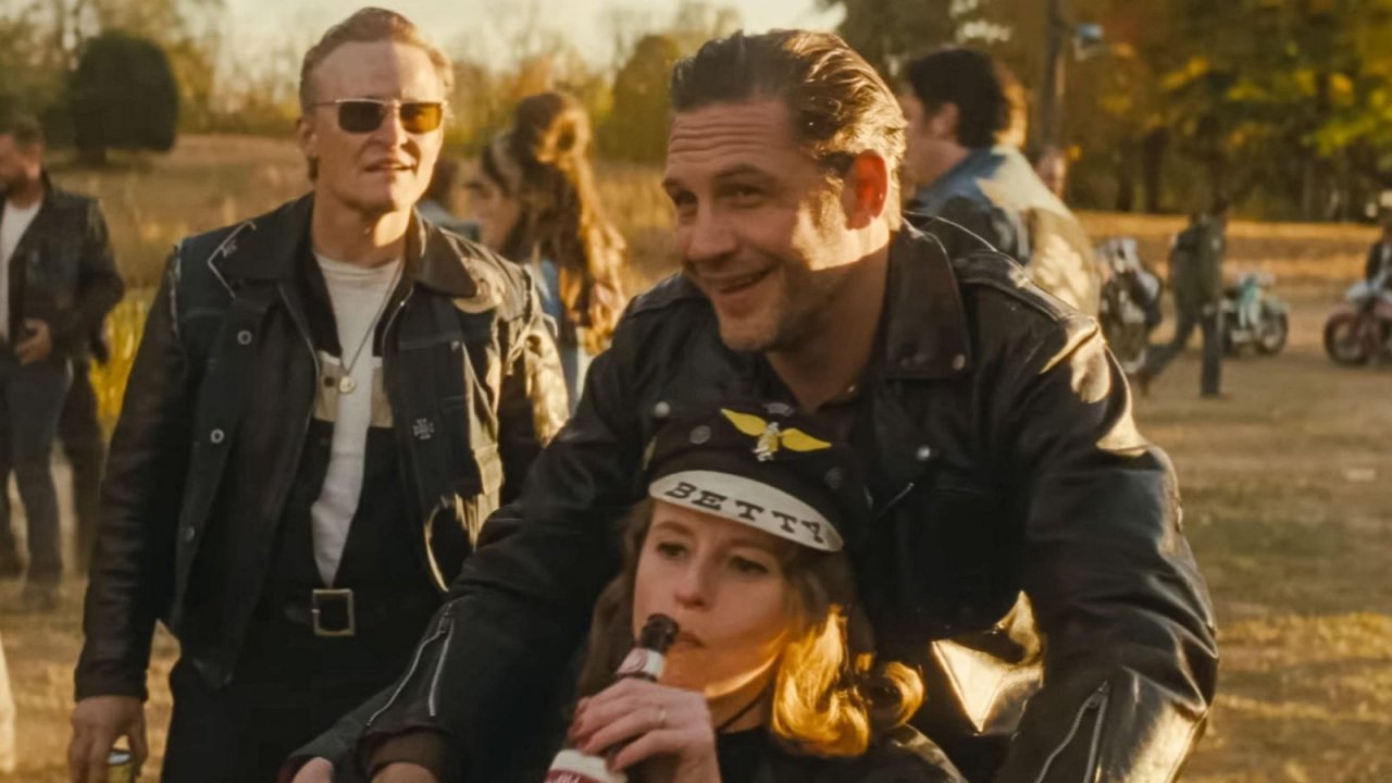 Tom Hardy in una scena di The Bikeriders