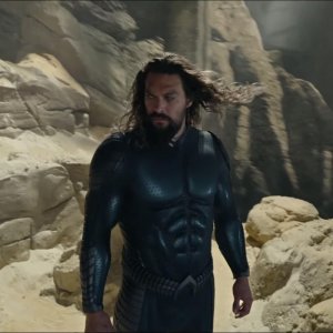 Aquaman e il regno perduto: Jason Momoa in una scena tra le rocce