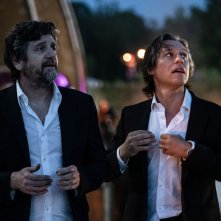 50 Km all'ora: Fabio De Luigi insieme a  Stefano Accorsi in una scena