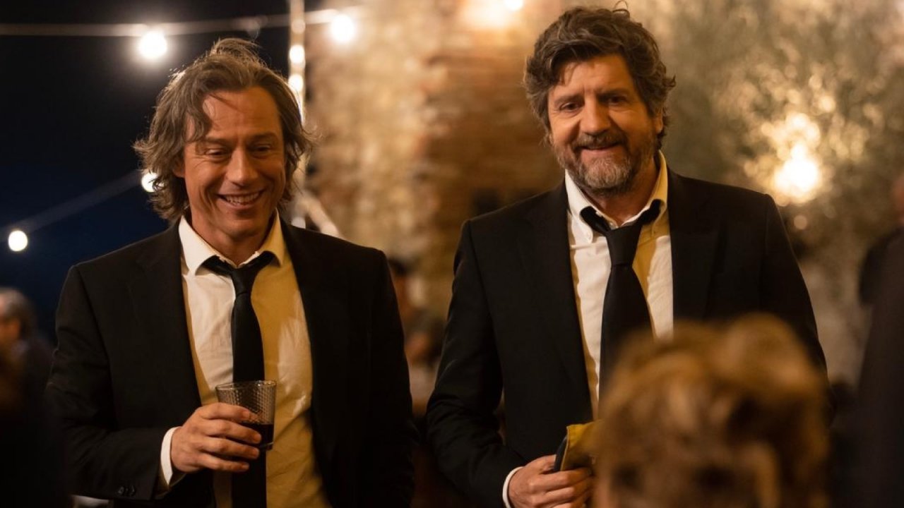 50 km all'ora, la recensione: sì, Fabio De Luigi e Stefano Accorsi sono la coppia che meritiamo