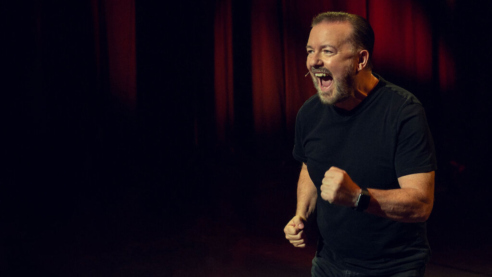 Ricky Gervais e la petizione contro una battuta offensiva dallo special su Netflix: 'Perché volete cambiarmi?'