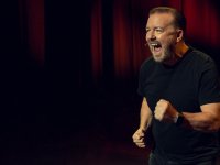 Ricky Gervais e la petizione contro una battuta offensiva dallo special su Netflix: 'Perché volete cambiarmi?'