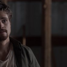 Crawlspace: Fletcher Donovan in una scena del film