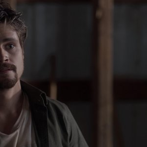 Crawlspace: Fletcher Donovan in una scena del film