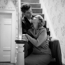 Maestro: Bradley Cooper in un'immagine romantica del film